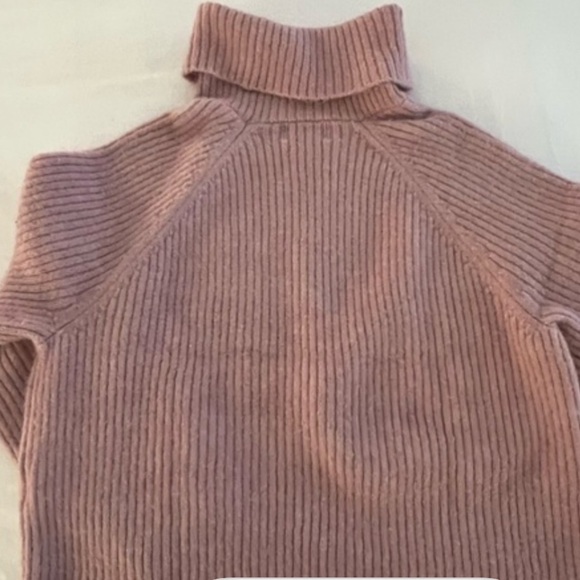 Old Navy (XLg) Soft Pink Feminine Cozy Cropped Turtleneck Knit Top - Picture 8 of 9